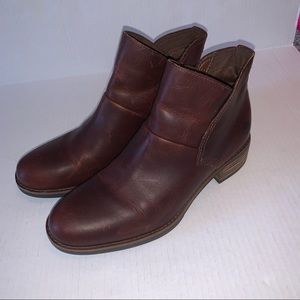 Timberland women’s neck with side zip Chelsea ankle boots size 8